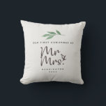 Eerste kerst Mr en Mrs Heirloom Sierkussen<br><div class="desc">Ontwerp kenmerkt Onze Eerste Kerst als de heer en mevrouw in kalligrafie script met waterverf laurier kersttak. Eenvoudig aan te passen bericht,  naam en jaar. Mooi erfstuk cadeau te geven aan de pasgetrouwden tijdens de kerstvakantie seizoen.</div>