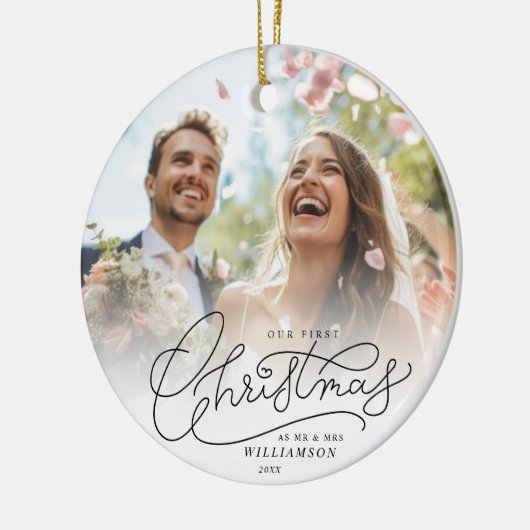 Eerste kerst Mr en Mrs Passen getrouwd trouwfoto Keramisch Ornament (Links)