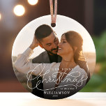 Eerste kerst Mr en Mrs Passen getrouwd trouwfoto Keramisch Ornament<br><div class="desc">Dek de hallen met 'Eerste Kerstmis Mr & Mrs' foto ornament. Vier pasgetrouwde gelukzaligheid met uw aangepaste aanraking op dit elegante moderne met de hand geletterde scriptontwerp! 🎄💍 #NewlywedJoy #PersonalizedMemories</div>