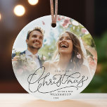 Eerste kerst Mr en Mrs Passen getrouwd trouwfoto Keramisch Ornament<br><div class="desc">Dek de hallen met 'Eerste Kerstmis Mr & Mrs' foto ornament. Vier pasgetrouwde gelukzaligheid met uw aangepaste aanraking op dit elegante moderne met de hand geletterde scriptontwerp! 🎄💍 #NewlywedJoy #PersonalizedMemories</div>