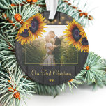 Eerste kerst Mr en Mrs rustieke zonnebloemen foto Ornament<br><div class="desc">Rustiek land pasgetrouwden trouwfoto Eerste Kerstmis als Mr en Mrs gepersonaliseerde boom ornament met geelgouden zonnebloem boeketten over een donkerbruin schuurhout met snaarverlichting.           Gemakkelijk aan te passen met uw namen,  tekst en foto!           Het kan een  aandenken cadeau zijn voor een nieuw stel.</div>