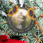 Eerste kerst Mr en Mrs zonnebloem rustieke foto Ornament<br><div class="desc">Rustiek land pasgetrouwden bruiloft ronde foto Eerste Kerstmis als Mr en Mrs gepersonaliseerde boom ornament met geelgouden zonnebloem boeketten over een donkerbruin schuurhout met snaren van twinkle lichten.           Gemakkelijk aan te passen met uw namen,  tekst en foto!           Het kan een  aandenken cadeau zijn voor een nieuw stel.</div>