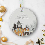 Eerste kerst Nieuw Home Adres Aangepaste foto Keramisch Ornament<br><div class="desc">Markeer uw eerste kerst in uw nieuwe huis met dit gepersonaliseerde keramische ornament. Aan beide zijden staat uw nieuwe adres en een gekoesterde foto van uw huis, prachtig gecombineerd in een stijlvol lettertype. Dit dubbelzijdige ontwerp zorgt ervoor dat elke hoek de herinnering aan uw eerste vakantieseizoen in uw nieuwe huis...</div>