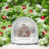 Eerste kerst nieuwe puppy foto familie van drie sneeuwbol (Kerstmis)