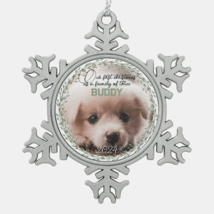 Eerste kerst nieuwe puppy foto familie van drie tin sneeuwvlok ornament