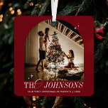 Eerste kerst samen foto elegant rood script metalen ornament<br><div class="desc">Elegant eerste kerstvakantie ornament ontwerp in feestelijk rood en wit met nostalgische script lettertypen. Dit volledig bewerkbare Mr & Mrs Christmas ornament-ontwerp bevat ruimte voor één foto, uw familienaam en ruimte om uw persoonlijke boodschap toe te voegen - kan worden gebruikt voor uw eerste kerst als ouders, grootouders, getrouwd of...</div>
