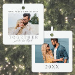 Eerste kerst samen foto Keepsake Metalen Ornament<br><div class="desc">Dit vierkante kerstornament is een eenvoudige en elegante manier om samen als stel je eerste vakantieseizoen te vieren. Het beschikt over een horizontale foto aan elke kant, beide omlijst met een schone witte rand rond de randen voor een gepolijste look. Op de voorkant is "Our First Christmas Together" geschreven in...</div>