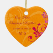 Eerste kerst samen Roze Sinaasappel Bruiloftshart Keramisch Ornament (Achterkant)