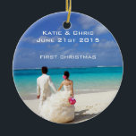Eerste Kerst Tropisch strand bruiloft Keramisch Ornament<br><div class="desc">Een strand thema bruiloft ornament ter herdenking van uw eerste kerst samen als een getrouwd stel. Een mooi stel in hun trouwkledij gezien van achteren. Hand in hand wandelen over een prachtig zonovergoten tropisch strand. Wit zand, kristalhelder blauw turquoise water, een wolkenloze lucht en een heldere zonnige dag helpen allemaal...</div>