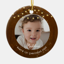 Eerste kerst van de baby met rustieke houten licht