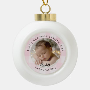 Eerste kerst van grootouders Roze geruite babyfoto Keramische Bal Ornament