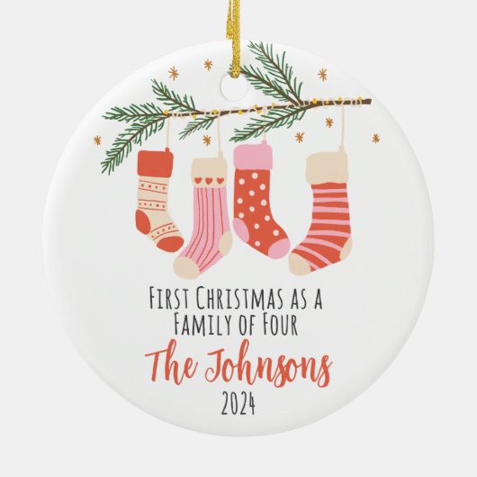 Eerste kerst van vier aangepaste familie keramisch ornament (Achterkant)