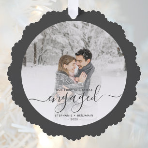 Eerste kerst verloofd aangepaste foto grijs schrif ornament kaart