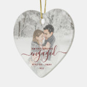 Eerste kerst verloofd aangepaste foto rode script keramisch ornament (Links)