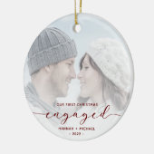 Eerste kerst verloofd aangepaste foto rode script keramisch ornament (Links)