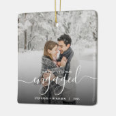 Eerste kerst verloofd aangepaste foto witte script keramisch ornament (Links)