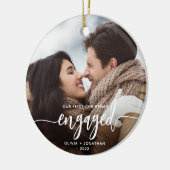Eerste kerst verloofd aangepaste foto witte script keramisch ornament (Links)