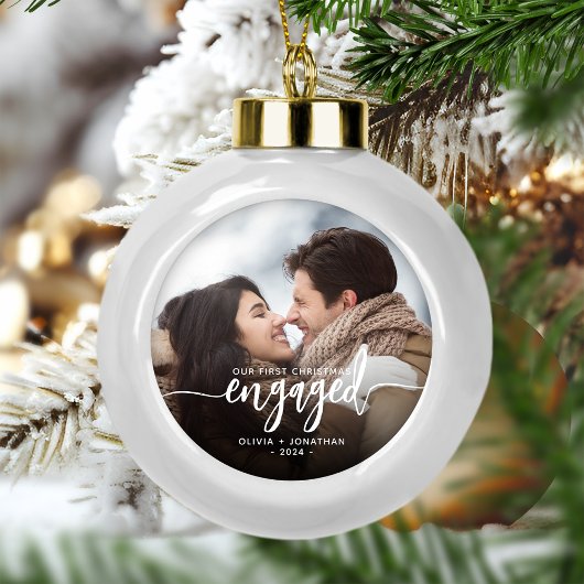 Eerste kerst verloofd aangepaste foto witte script keramische bal ornament