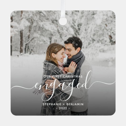 Eerste kerst verloofd aangepaste foto witte script metalen ornament (Voorkant)