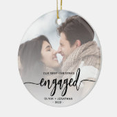 Eerste kerst verloofd aangepaste foto zwarte scrip keramisch ornament (Links)