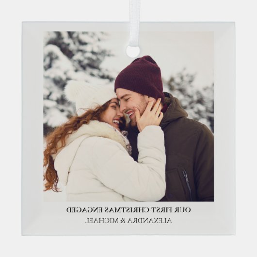 Eerste kerst verloofd | Aangepaste Verloving foto Glas Ornament (Achterkant)