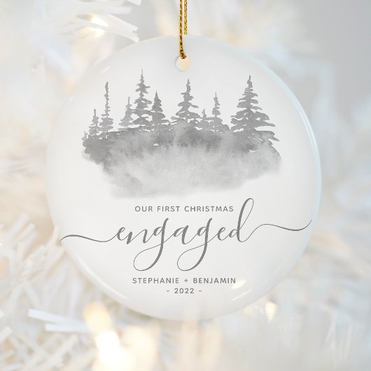 Eerste kerst verloofd bosbomen grijs script keramisch ornament