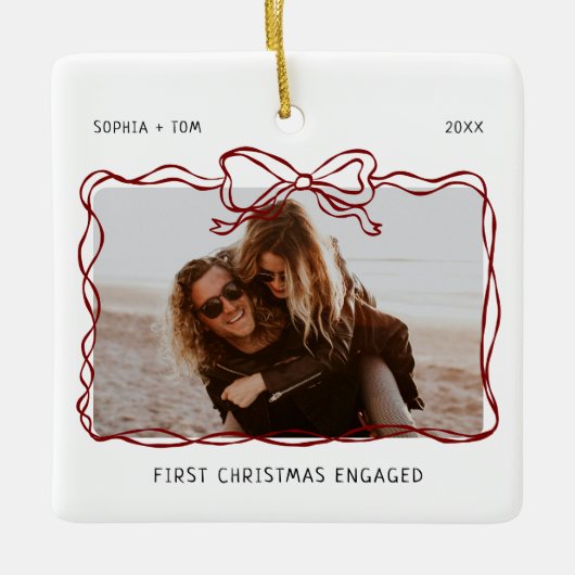 Eerste kerst verloofd Bourgondië Bow Lijst Keramisch Ornament (Voorkant)