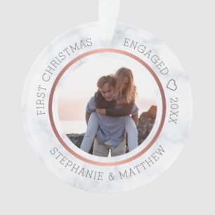 Eerste kerst verloofd foto elegante marmer ornament