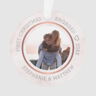 Eerste kerst verloofd foto elegante roze marmer ornament