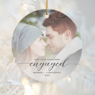 Eerste kerst verloofd foto grijs modern schrift keramisch ornament