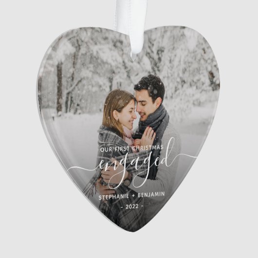 Eerste kerst verloofd foto wit script hart ornament (voorkant)