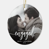 Eerste kerst verloofd foto witte script keramisch ornament (Links)