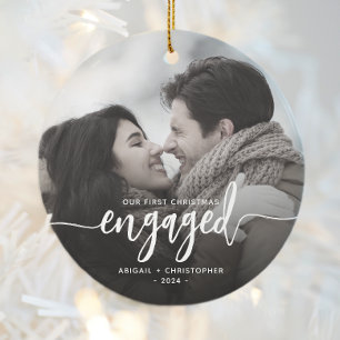 Eerste kerst verloofd foto witte script keramisch ornament