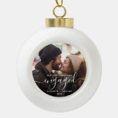 Eerste kerst verloofd foto witte script keramische bal ornament (Voorkant)