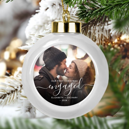 Eerste kerst verloofd foto witte script keramische bal ornament