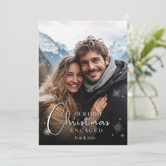 Eerste kerst verloofd gelukkig paar foto feestdagenkaart (Staand voorkant)