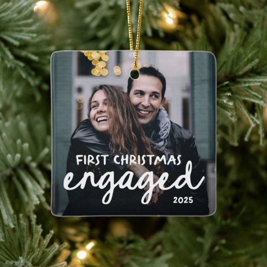 Eerste kerst verloofd | Handgetekende lettertypogr Keramisch Ornament (Boom)