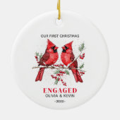 Eerste kerst verloofd met rode kardinalen keramisch ornament (Achterkant)