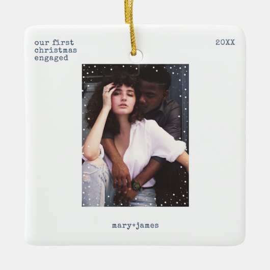 Eerste kerst verloofd | Minimale schrijfmachinefot Keramisch Ornament (Voorkant)