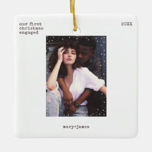 Eerste kerst verloofd   Minimale schrijfmachinefot Keramisch Ornament