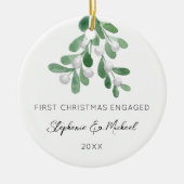 Eerste kerst verloofd mistletoe foto keramisch ornament (Voorkant)