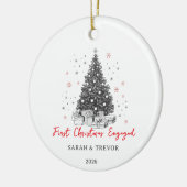 Eerste kerst verloofd op maat zwart en wit keramisch ornament (Links)