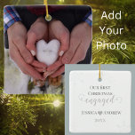 Eerste kerst verloofd paar foto elegant keramisch ornament<br><div class="desc">Vier de magie van je eerste kerst verloofd met ons paar foto elegante keramische ornament. Personaliseer deze mooie aandenken met uw verloving foto of gekoesterde afbeelding. Voeg namen en jaartallen op de rug toe die subtiel geaccentueerd zijn met sneeuwvlokken. Voeg een vleugje romance toe aan uw vakantiedecor en koester dit...</div>