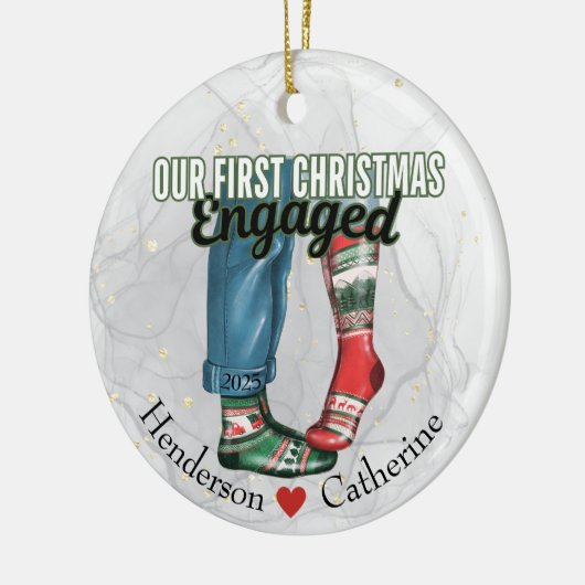 Eerste kerst verloofd paar in Sokken Keramisch Ornament (Links)