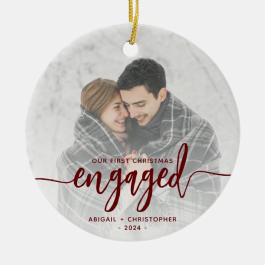 Eerste kerst verloofde foto rood script keramisch ornament (Voorkant)