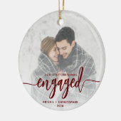 Eerste kerst verloofde foto rood script keramisch ornament (Links)