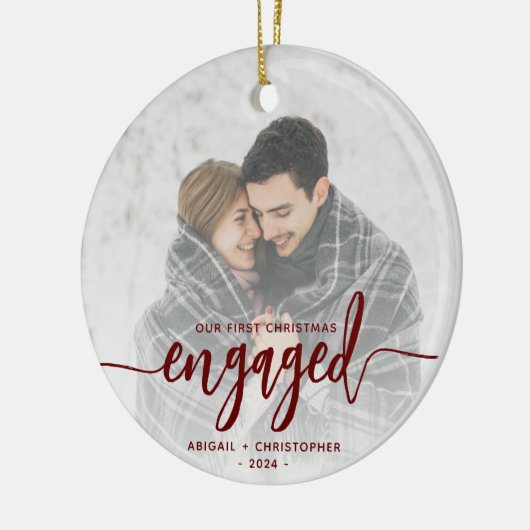 Eerste kerst verloofde foto rood script keramisch ornament (Links)