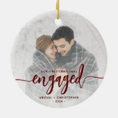 Eerste kerst verloofde foto rood script keramisch ornament (Achterkant)
