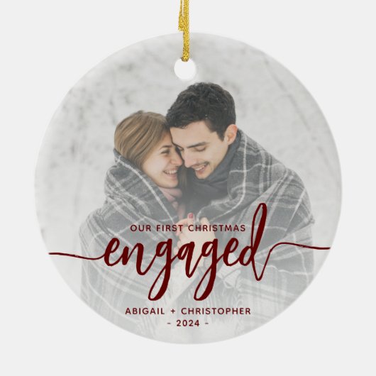 Eerste kerst verloofde foto rood script keramisch ornament (Achterkant)