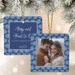 Eerste kerst verloofde koppels foto poinsettia keramisch ornament<br><div class="desc">Herdenk je eerste kerst als verloofd stel met dit prachtige foto-ornament met een klassiek blauw-wit handgetekende poinsettia-patroon met een foto aan de ene kant en jouw tekst aan de achterkant.</div>